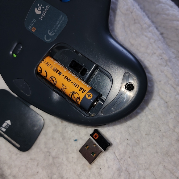 Logitech M570 Wireless Trackball Mouse W Unifying USB receiver - Picture 4 of 4